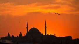 Sinergi iman dan inovasi. Di tahun 2026, teknologi bukan lagi sekadar alat pengingat, melainkan mitra spiritual cerdas yang membantu umat Muslim meraih kedalaman ibadah di tengah kesibukan era digital. Dok: Istimewa.