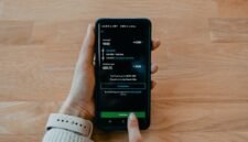 Pilar ekonomi yang retak. Remitansi menjadi penyelamat bagi negara berkembang, namun arus migrasi tenaga kerja kini menghadapi tembok politik domestik yang kian keras di negara-negara maju. Dok: Istimewa.