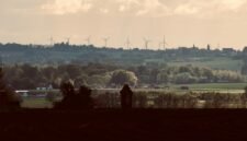 Pedang bermata dua transisi ekologi. Ekonomi Politik Lingkungan mengungkap tantangan kebijakan karbon global yang berisiko menciptakan hambatan dagang baru bagi negara berkembang di tengah ambisi Net-Zero. Dok: Istimewa.