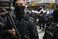 Pembersihan jaringan teror. Otoritas keamanan Turki menangkap hampir 200 tersangka Daesh di 34 provinsi guna merespon serangan bersenjata di depan Konsulat Israel di Istanbul pada awal April 2026. Dok: Istimewa.