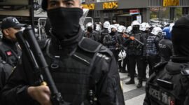 Pembersihan jaringan teror. Otoritas keamanan Turki menangkap hampir 200 tersangka Daesh di 34 provinsi guna merespon serangan bersenjata di depan Konsulat Israel di Istanbul pada awal April 2026. Dok: Istimewa.