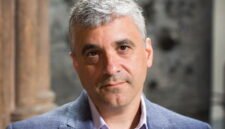 Bahaya dari dalam. Demokrasi modern tidak lagi mati melalui kudeta militer yang berdarah, melainkan melalui erosi perlahan yang para pemimpin terpilih lakukan terhadap institusi dan norma politik tahun 2026. Dok: Istimewa.