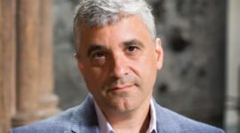 Bahaya dari dalam. Demokrasi modern tidak lagi mati melalui kudeta militer yang berdarah, melainkan melalui erosi perlahan yang para pemimpin terpilih lakukan terhadap institusi dan norma politik tahun 2026. Dok: Istimewa.