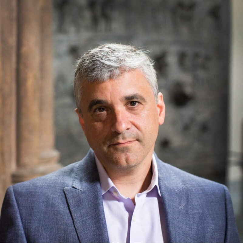 Bahaya dari dalam. Demokrasi modern tidak lagi mati melalui kudeta militer yang berdarah, melainkan melalui erosi perlahan yang para pemimpin terpilih lakukan terhadap institusi dan norma politik tahun 2026. Dok: Istimewa.