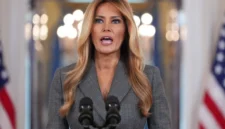 Bantahan di Sayap Barat. Ibu Negara AS Melania Trump secara mendadak memberikan pernyataan publik guna menyangkal segala keterlibatan dalam skandal Jeffrey Epstein, sembari mendesak kesaksian terbuka bagi para korban. Dok: Istimewa.