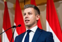 Runtuhnya era Orban. Partai oposisi Tisza pimpinan Peter Magyar meraih kemenangan telak dalam pemilu Hungaria 2026, mengakhiri kekuasaan panjang Viktor Orban dan menjanjikan kembalinya aliansi kuat dengan Uni Eropa serta NATO. Dok: Istimewa.