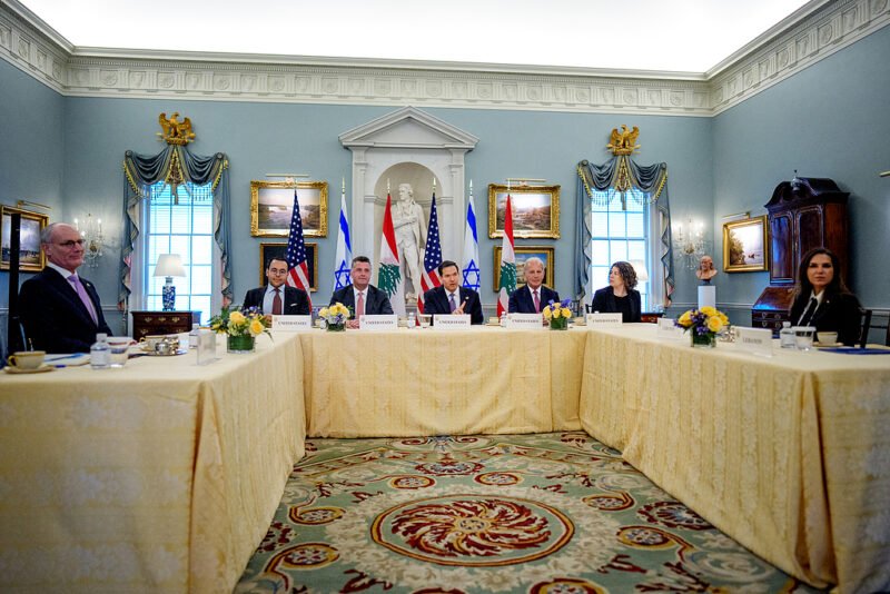 Babak baru di meja perundingan. Delegasi Israel dan Lebanon bertemu di Washington guna menjajaki perdamaian, namun perbedaan tajam mengenai pelucutan senjata Hezbollah dan syarat gencatan senjata masih membayangi stabilitas kawasan tahun 2026. Dok: Istimewa.