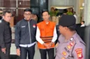 Ajudan eks Gubernur Riau Marjani memakai rompi tahanan KPK saat digiring petugas di Gedung Merah Putih usai ditahan terkait kasus pemerasan dan aliran dana “jatah preman”. (Posnews/Net)