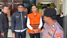 Ajudan eks Gubernur Riau Marjani memakai rompi tahanan KPK saat digiring petugas di Gedung Merah Putih usai ditahan terkait kasus pemerasan dan aliran dana “jatah preman”. (Posnews/Net)