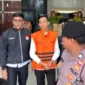 Ajudan eks Gubernur Riau Marjani memakai rompi tahanan KPK saat digiring petugas di Gedung Merah Putih usai ditahan terkait kasus pemerasan dan aliran dana “jatah preman”. (Posnews/Net)