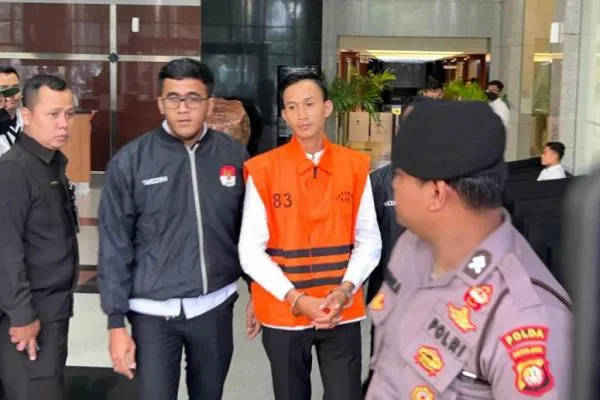 Ajudan eks Gubernur Riau Marjani memakai rompi tahanan KPK saat digiring petugas di Gedung Merah Putih usai ditahan terkait kasus pemerasan dan aliran dana “jatah preman”. (Posnews/Net)