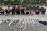 Polisi mengamankan puluhan remaja beserta senjata tajam celurit saat hendak tawuran di kawasan Cilangkap Tapos Depok. (Posnews/Ist)