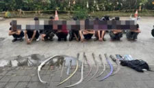Polisi mengamankan puluhan remaja beserta senjata tajam celurit saat hendak tawuran di kawasan Cilangkap Tapos Depok. (Posnews/Ist)