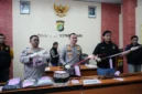 Polisi mengamankan remaja pelaku tawuran beserta senjata tajam di Tamansari Jakarta Barat. (Posnews/Ist)