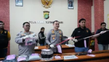Polisi mengamankan remaja pelaku tawuran beserta senjata tajam di Tamansari Jakarta Barat. (Posnews/Ist)