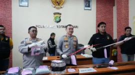 Polisi mengamankan remaja pelaku tawuran beserta senjata tajam di Tamansari Jakarta Barat. (Posnews/Ist)