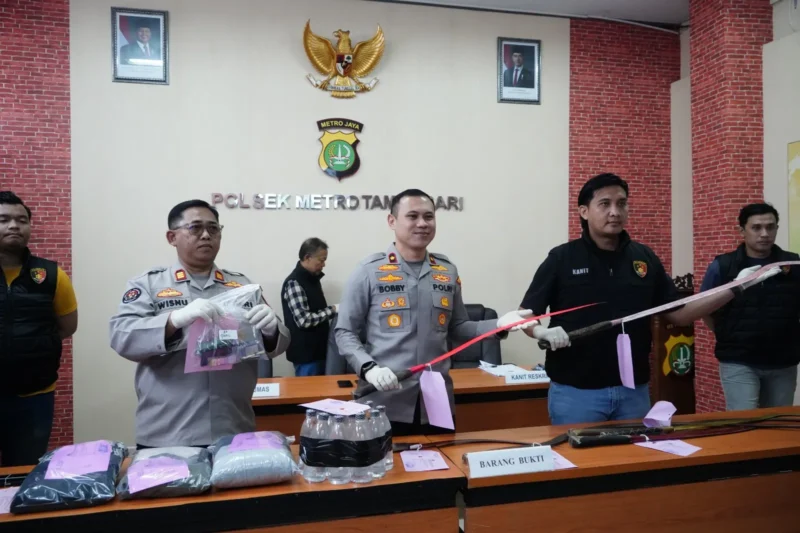 Polisi mengamankan remaja pelaku tawuran beserta senjata tajam di Tamansari Jakarta Barat. (Posnews/Ist)