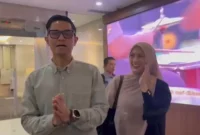 Aktor Dude Herlino Bersama istri Alyssa Soebandono memberikan keterangan usai diperiksa Bareskrim terkait kasus PT Dana Syariah Indonesia. (Posnews/Ist)