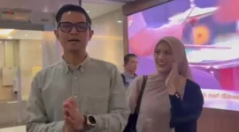 Aktor Dude Herlino Bersama istri Alyssa Soebandono memberikan keterangan usai diperiksa Bareskrim terkait kasus PT Dana Syariah Indonesia. (Posnews/Ist)