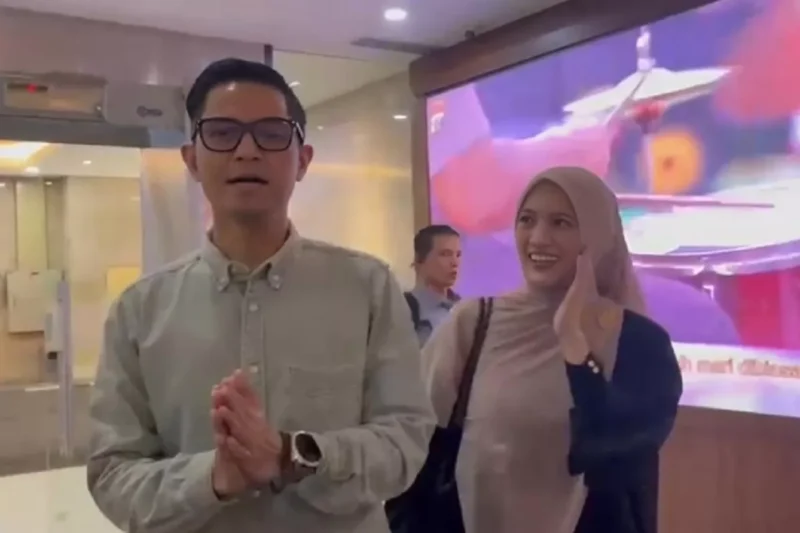 Aktor Dude Herlino Bersama istri Alyssa Soebandono memberikan keterangan usai diperiksa Bareskrim terkait kasus PT Dana Syariah Indonesia. (Posnews/Ist)