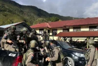 Aparat Satgas Ops Damai Cartenz berjaga di lokasi operasi di Puncak Jaya setelah menembak anggota KKB yang terlibat aksi kekerasan bersenjata. (Posnews/Ist)