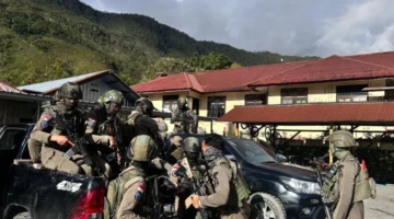 Aparat Satgas Ops Damai Cartenz berjaga di lokasi operasi di Puncak Jaya setelah menembak anggota KKB yang terlibat aksi kekerasan bersenjata. (Posnews/Ist)