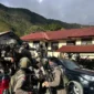 Aparat Satgas Ops Damai Cartenz berjaga di lokasi operasi di Puncak Jaya setelah menembak anggota KKB yang terlibat aksi kekerasan bersenjata. (Posnews/Ist)