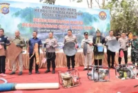 Aparat Polda Riau memusnahkan rakit dompeng tambang emas ilegal di Sungai Kuantan, Kuantan Singingi. (Posnews/Ist)