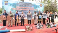 Aparat Polda Riau memusnahkan rakit dompeng tambang emas ilegal di Sungai Kuantan, Kuantan Singingi. (Posnews/Ist)