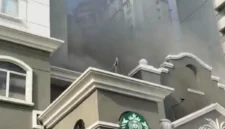 Asap tebal keluar dari lantai dua Apartemen Mediterania Tanjung Duren saat petugas Damkar melakukan pemadaman dan evakuasi penghuni. (Posnews/Ist)