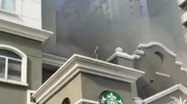 Asap tebal keluar dari lantai dua Apartemen Mediterania Tanjung Duren saat petugas Damkar melakukan pemadaman dan evakuasi penghuni. (Posnews/Ist)