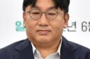 Goncangan di industri K-pop. Kepolisian Korea Selatan mengajukan perintah penangkapan terhadap pendiri HYBE, Bang Si-Hyuk, terkait dugaan skandal penipuan investor senilai lebih dari 200 miliar won di tengah tur dunia BTS 2026. Dok: Istimewa.