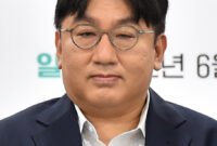 Goncangan di industri K-pop. Kepolisian Korea Selatan mengajukan perintah penangkapan terhadap pendiri HYBE, Bang Si-Hyuk, terkait dugaan skandal penipuan investor senilai lebih dari 200 miliar won di tengah tur dunia BTS 2026. Dok: Istimewa.