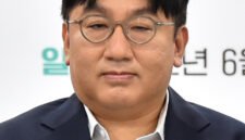 Goncangan di industri K-pop. Kepolisian Korea Selatan mengajukan perintah penangkapan terhadap pendiri HYBE, Bang Si-Hyuk, terkait dugaan skandal penipuan investor senilai lebih dari 200 miliar won di tengah tur dunia BTS 2026. Dok: Istimewa.