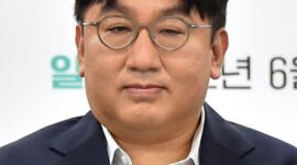 Goncangan di industri K-pop. Kepolisian Korea Selatan mengajukan perintah penangkapan terhadap pendiri HYBE, Bang Si-Hyuk, terkait dugaan skandal penipuan investor senilai lebih dari 200 miliar won di tengah tur dunia BTS 2026. Dok: Istimewa.