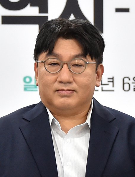 Goncangan di industri K-pop. Kepolisian Korea Selatan mengajukan perintah penangkapan terhadap pendiri HYBE, Bang Si-Hyuk, terkait dugaan skandal penipuan investor senilai lebih dari 200 miliar won di tengah tur dunia BTS 2026. Dok: Istimewa.
