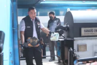 Direktur Reserse Narkoba Polda Metro Jaya, Ahmad David memusnahan ratusan kilogram narkoba di Polda Metro Jaya. (Posnews/Ist)