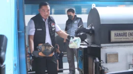 Direktur Reserse Narkoba Polda Metro Jaya, Ahmad David memusnahan ratusan kilogram narkoba di Polda Metro Jaya. (Posnews/Ist)