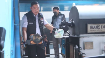 Direktur Reserse Narkoba Polda Metro Jaya, Ahmad David memusnahan ratusan kilogram narkoba di Polda Metro Jaya. (Posnews/Ist)