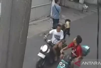 Diduga korban penyiraman air keras di jalan kawasan Cengkareng Jakarta Barat. (Tangkapan layar Antara)
