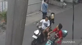 Diduga korban penyiraman air keras di jalan kawasan Cengkareng Jakarta Barat. (Tangkapan layar Antara)
