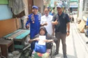 Direktur Polairud Polda Metro Jaya, Kombes Pol Mustofa menyerahkan kursi roda kepada warga pesisir Muara Angke yang menderita stroke. (Posnews/ist)