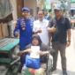 Direktur Polairud Polda Metro Jaya, Kombes Pol Mustofa menyerahkan kursi roda kepada warga pesisir Muara Angke yang menderita stroke. (Posnews/ist)