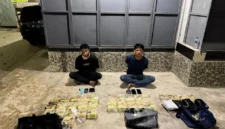 Dua tersangka Bersama barang bukti 30 kilogram sabu dan ribuan pil ekstasi hasil pengungkapan jaringan narkoba internasional oleh Bareskrim Polri di Pekanbaru, Riau. (Posnews/Ist)