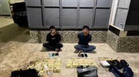 Dua tersangka Bersama barang bukti 30 kilogram sabu dan ribuan pil ekstasi hasil pengungkapan jaringan narkoba internasional oleh Bareskrim Polri di Pekanbaru, Riau. (Posnews/Ist)
