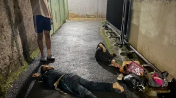 Dua ART nekat melompat dari lantai 4 kos di Benhil Jakarta Pusat, satu tewas dan satu luka parah saat dievakuasi warga dan petugas. (Posnews/Ist)