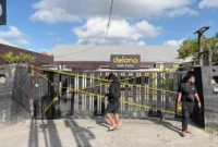 Garis polisi terpasang di tempat hiburan malam Delona usai penggerebekan narkoba. (Posnews/Ist)