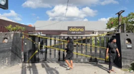 Garis polisi terpasang di tempat hiburan malam Delona usai penggerebekan narkoba. (Posnews/Ist)