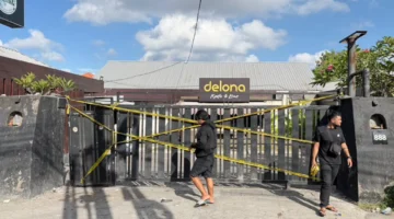 Garis polisi terpasang di tempat hiburan malam Delona usai penggerebekan narkoba. (Posnews/Ist)