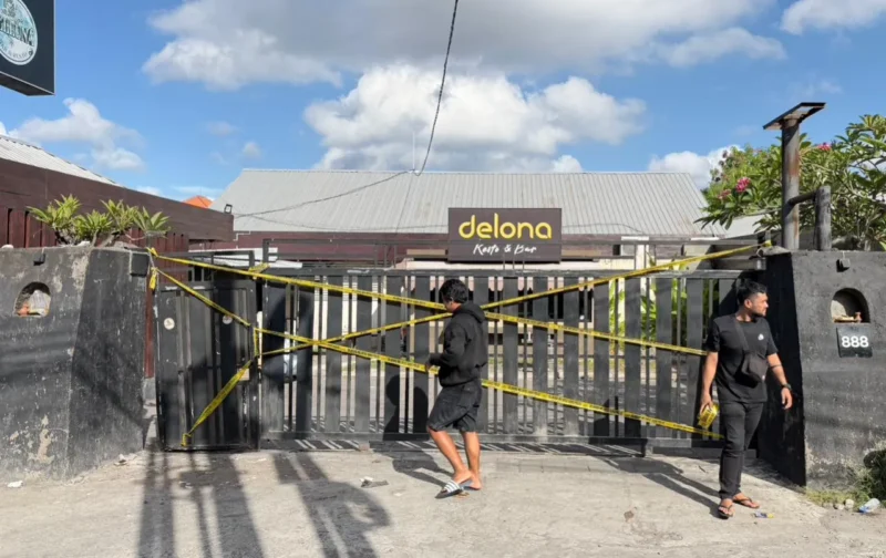 Garis polisi terpasang di tempat hiburan malam Delona usai penggerebekan narkoba. (Posnews/Ist)